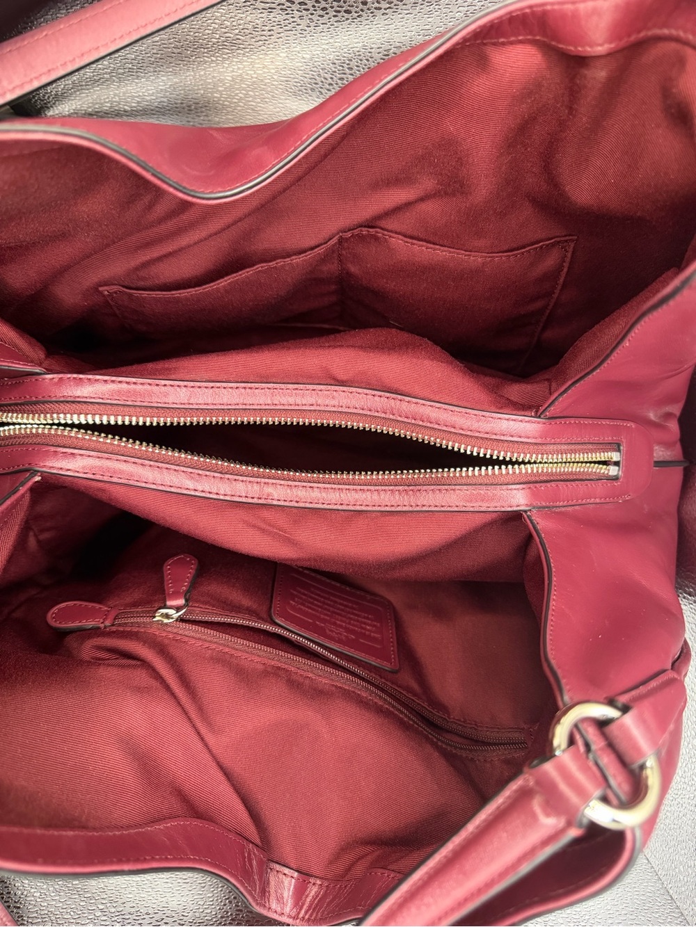 Coach Carlyle Elegant Burgundy Leather Shoulder Bag - Picture 4 of 5